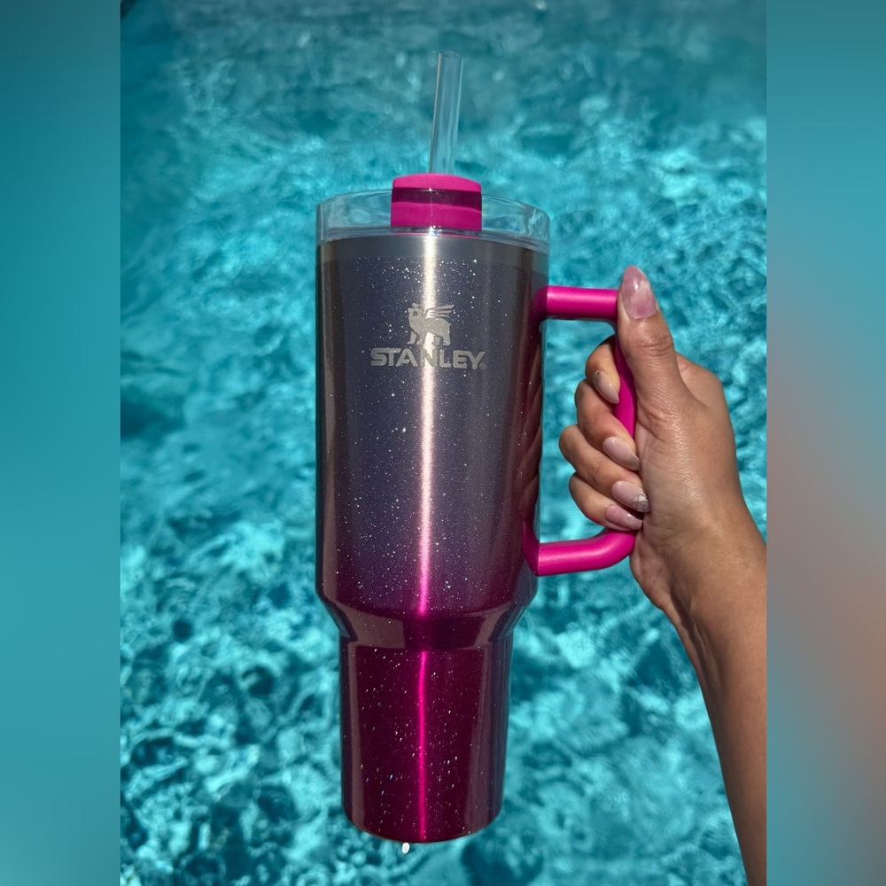 NEW Stanley Quencher H2.0
FlowState Tumbler 40oz, CAMELIA PINK GRADIENT 💖